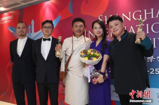 6月24日晚，第21届上海国际电影节金爵奖颁奖典礼在上海大剧院举行。中国影片《阿拉姜色》夺得评委会大奖和最佳编剧两项大奖。 记者 张亨伟 摄